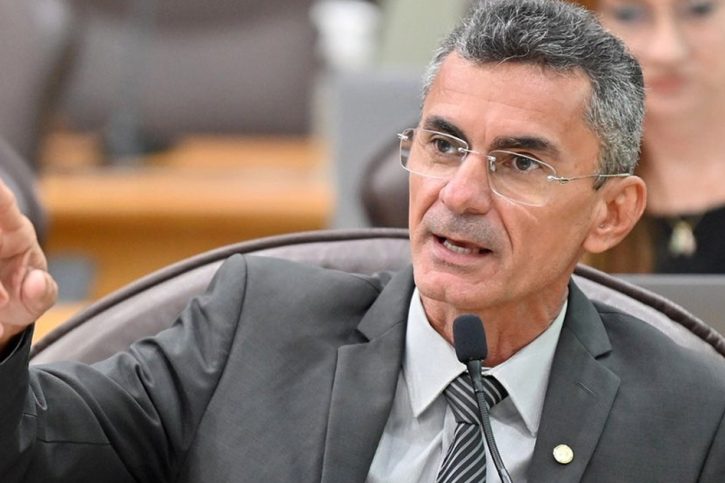 Deputado Francisco do PT repudia declarações de Eduardo Bolsonaro contra professores(as)