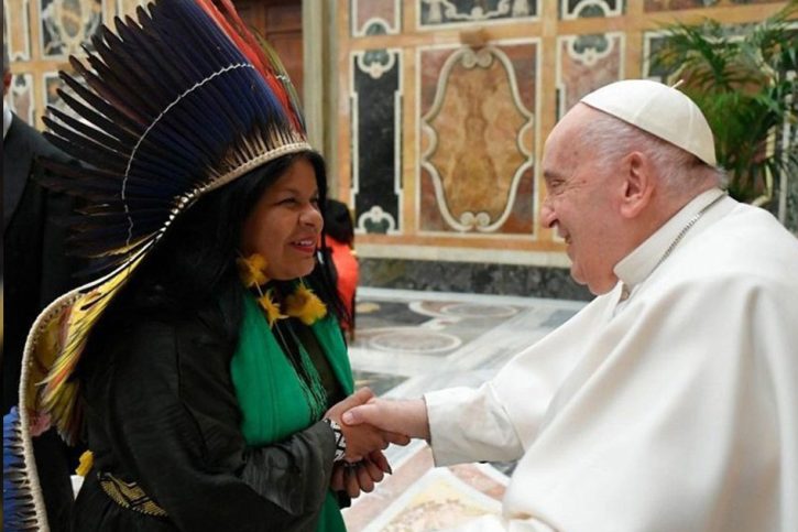 Sonia Guajajara com Papa Francisco