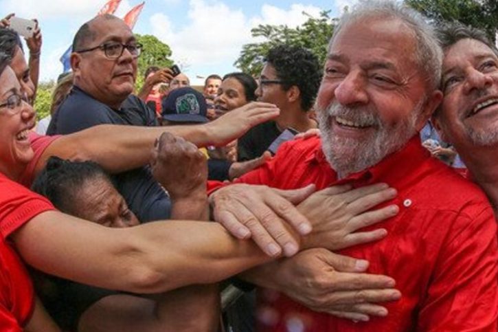 Lula recebido pelo povo brasileiro